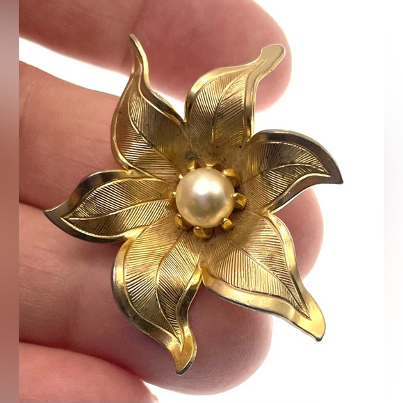 Vintage Gold Tone Floral Brooch Pin with Faux Pearl - Picture 4 of 8